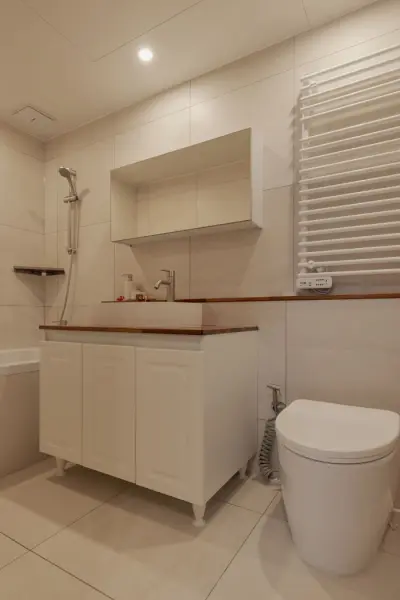 아이보리 톤의 따뜻한 펜트하우스 욕실